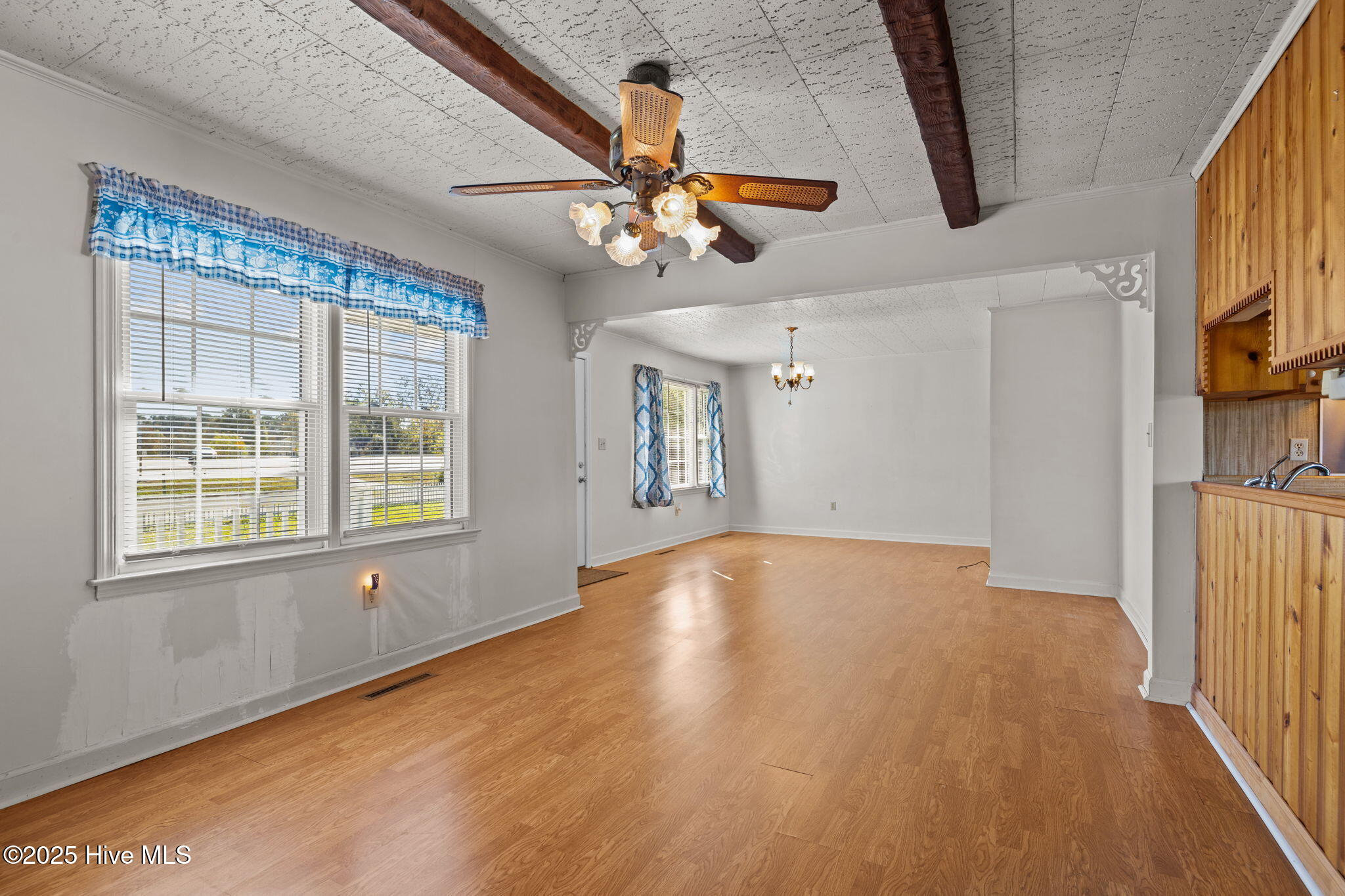 2255 Highway 70 Beaufort, NC 28516 - Photo 7 of 38 Living/dining area