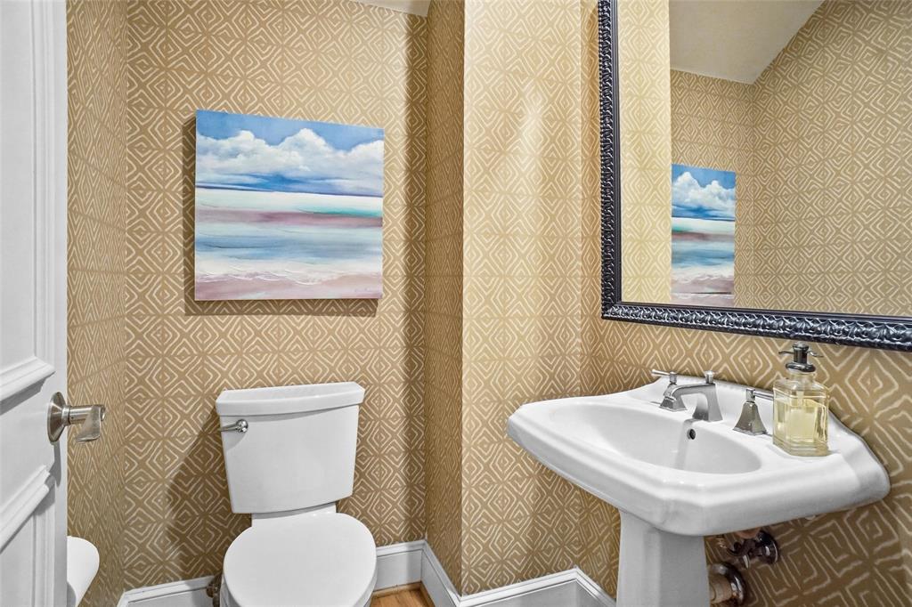 2601 Colby Street Dallas, TX 75204 - Photo 11 of 32 Halfbath