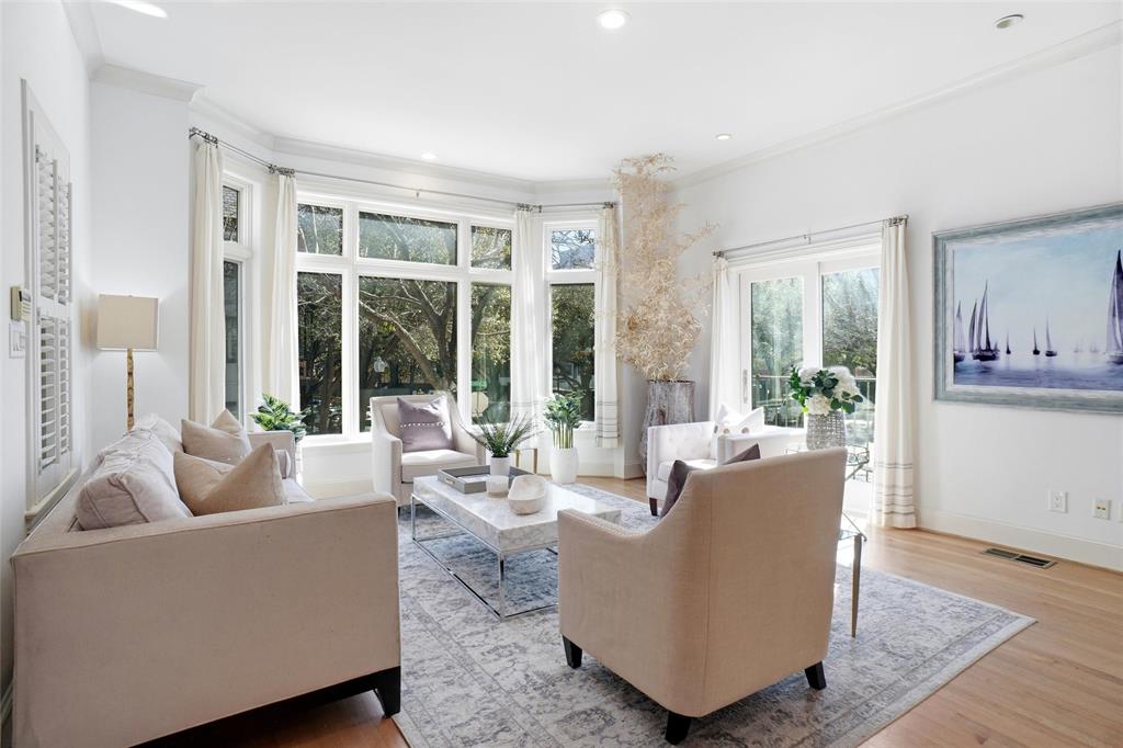 2601 Colby Street Dallas, TX 75204 - Photo 2 of 32 Sun Drenched