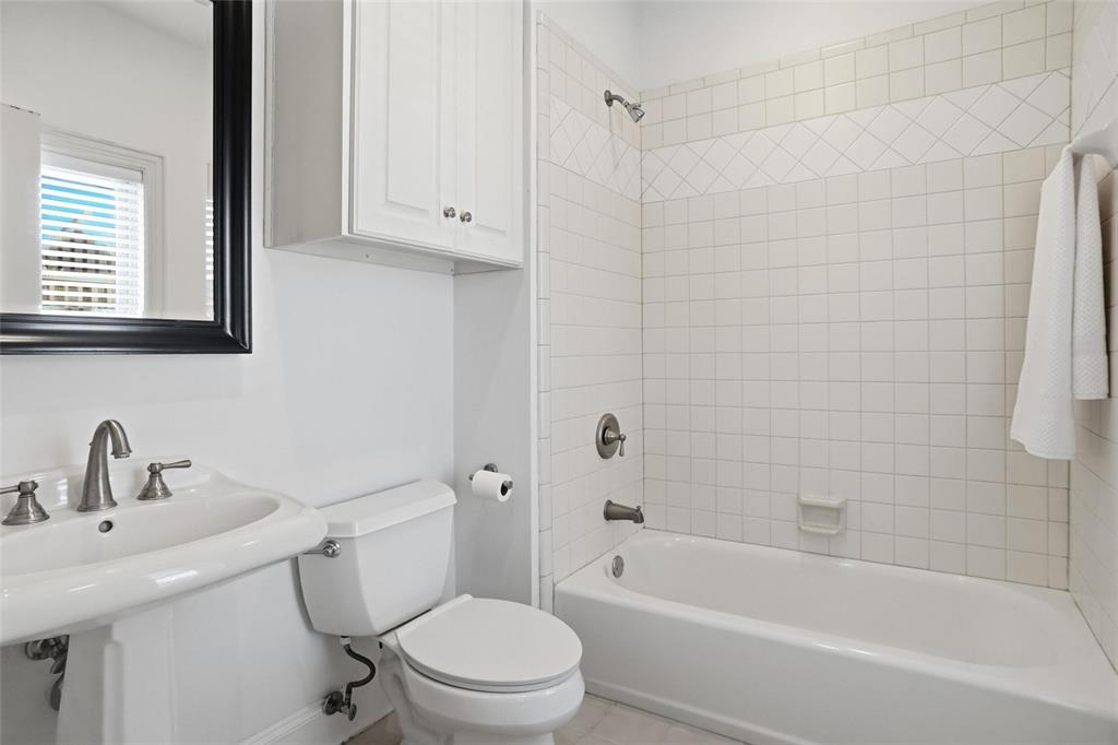 2601 Colby Street Dallas, TX 75204 - Photo 23 of 32 Guest Ensuite Bath