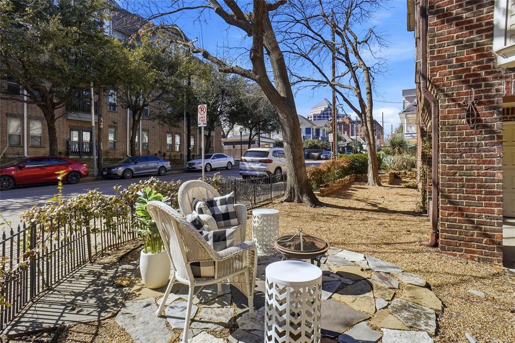 2601 Colby Street Dallas, TX 75204 - Photo 4 of 32 End Unit with large sideyard