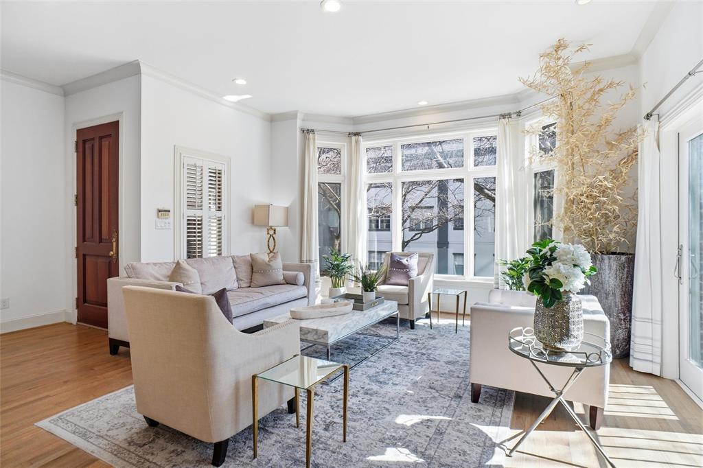 2601 Colby Street Dallas, TX 75204 - Photo 5 of 32 Light filled Living room