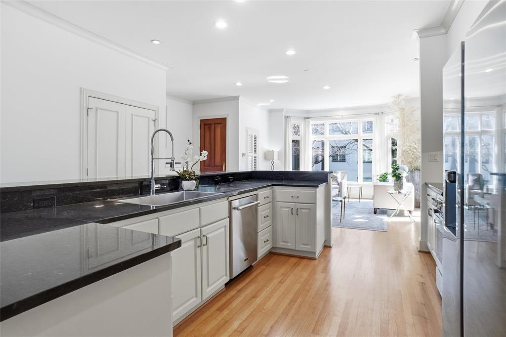 2601 Colby Street Dallas, TX 75204 - Photo 7 of 32 Massive Island with Breakfast bar