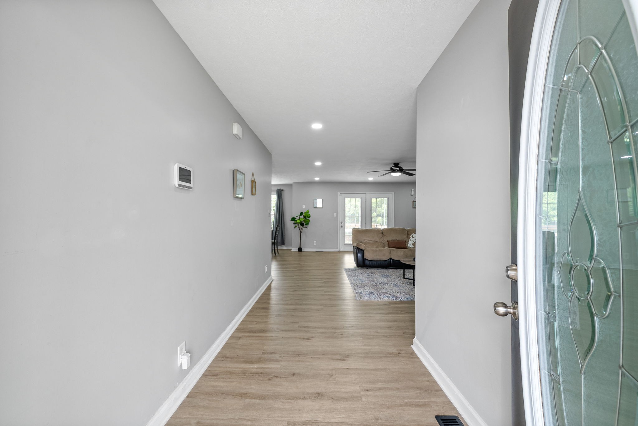 1556 Apache Way Clarksville, TN 37042 - Photo 3 of 24 a view of a hallway with a livingroom and a chandelier