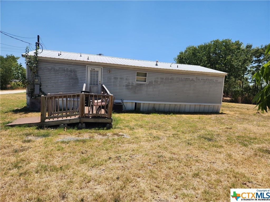a view of a back yard