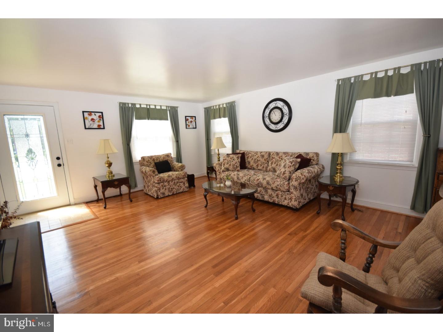 562 Evans Road Springfield, PA 19064 - Photo 5 of 22 Living Room
