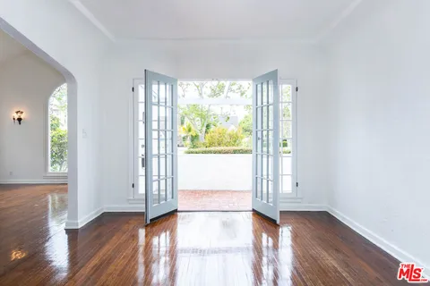 $6,500 | 146 North Citrus Avenue, Los Angeles, CA 90036