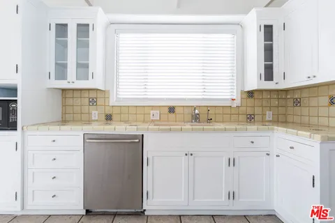 $6,500 | 146 North Citrus Avenue, Los Angeles, CA 90036