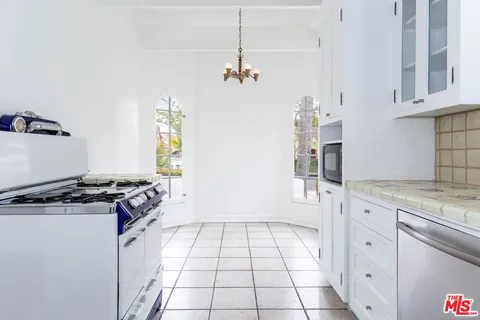 $6,500 | 146 North Citrus Avenue, Los Angeles, CA 90036