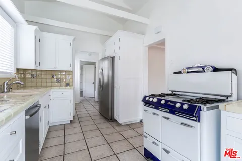 $6,500 | 146 North Citrus Avenue, Los Angeles, CA 90036