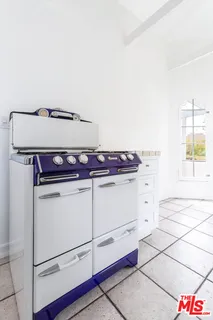 $6,500 | 146 North Citrus Avenue, Los Angeles, CA 90036