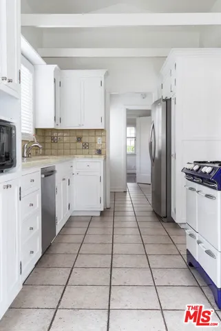 $6,500 | 146 North Citrus Avenue, Los Angeles, CA 90036