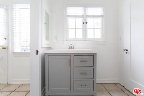 $6,500 | 146 North Citrus Avenue, Los Angeles, CA 90036