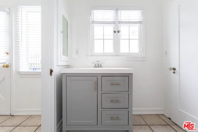 $6,500 | 146 North Citrus Avenue, Los Angeles, CA 90036