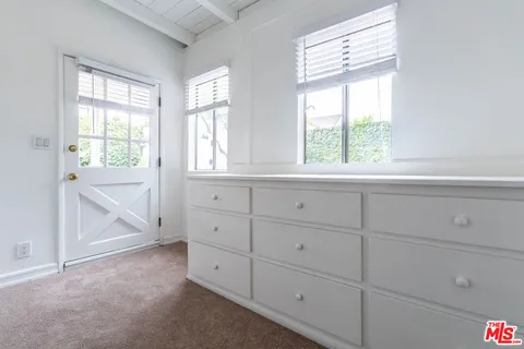 $6,500 | 146 North Citrus Avenue, Los Angeles, CA 90036