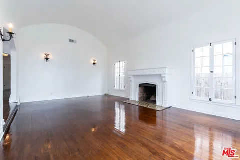 $6,500 | 146 North Citrus Avenue, Los Angeles, CA 90036