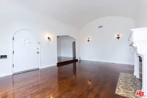 $6,500 | 146 North Citrus Avenue, Los Angeles, CA 90036