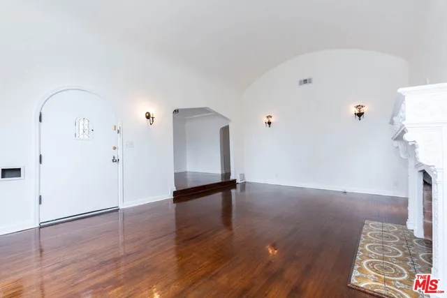 $6,500 | 146 North Citrus Avenue, Los Angeles, CA 90036