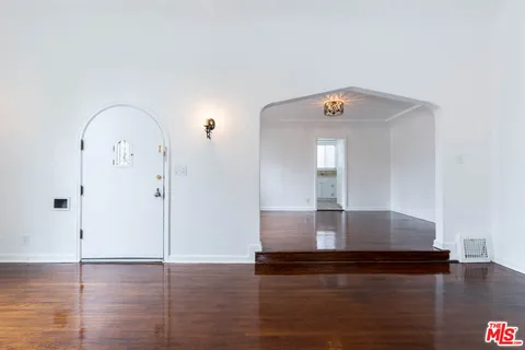 $6,500 | 146 North Citrus Avenue, Los Angeles, CA 90036