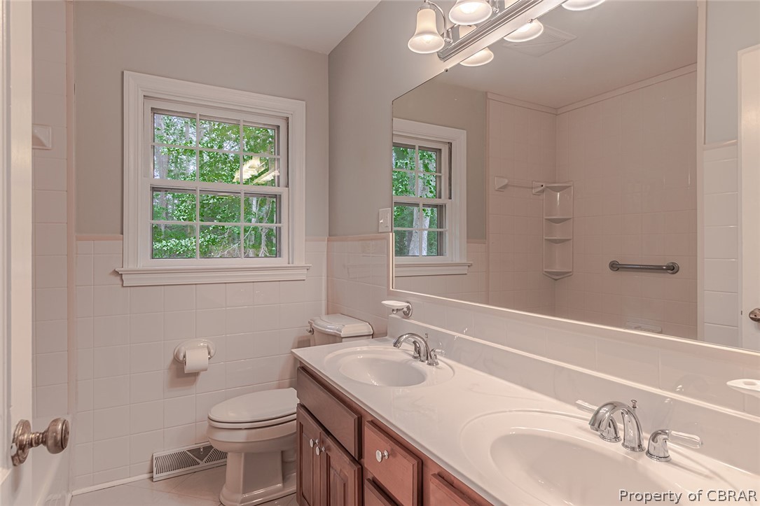 89 Walnut Road Kilmarnock, VA 22482 - Photo 31 of 38 Bath on Main Level w/ Tub/Shower