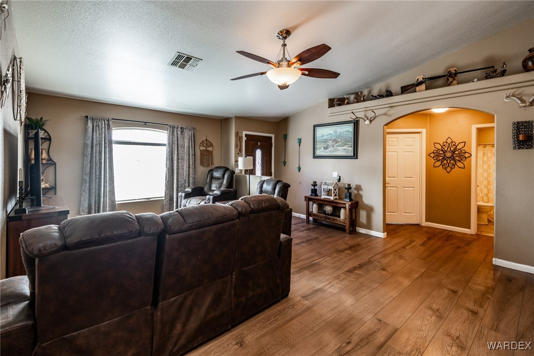 4178 Bluff Road Golden Valley, AZ 86413 - Photo 13 of 42 Living Room