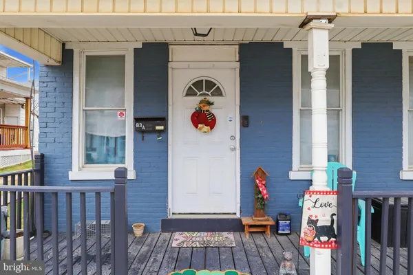 a view of entryway front of house