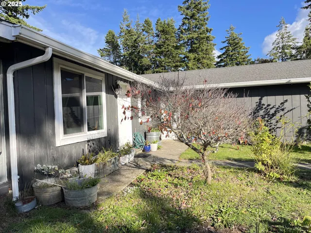 a house view with a outdoor space