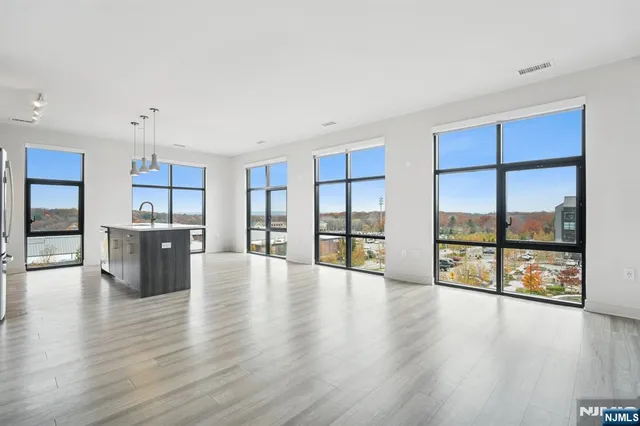 $5,000 | 300 Market Street, Unit 422, Montvale, NJ 07645