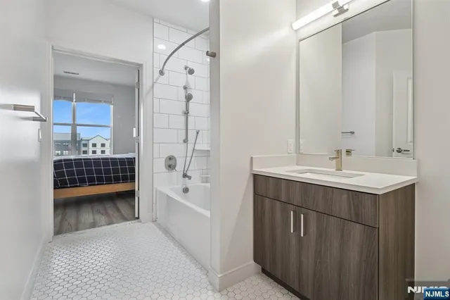 $5,000 | 300 Market Street, Unit 422, Montvale, NJ 07645