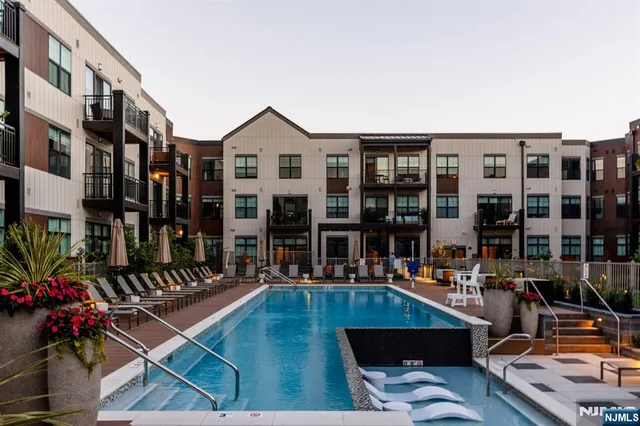 $5,000 | 300 Market Street, Unit 422, Montvale, NJ 07645