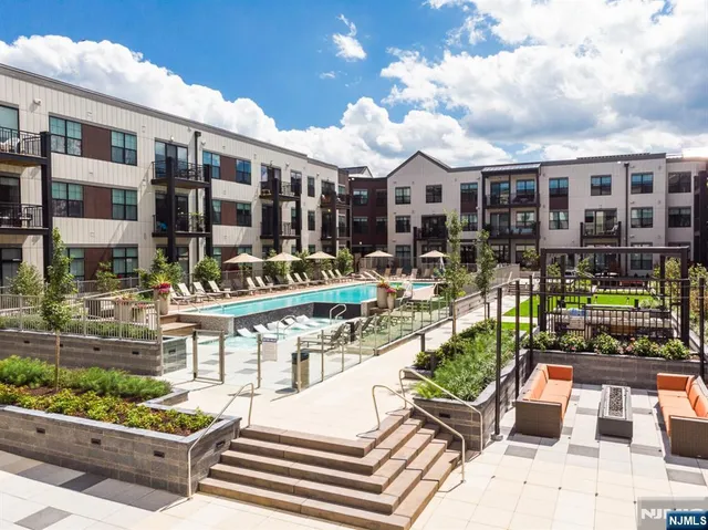 $5,000 | 300 Market Street, Unit 422, Montvale, NJ 07645