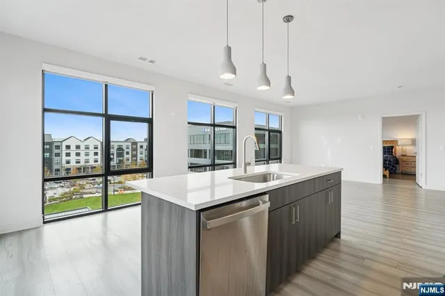 $5,000 | 300 Market Street, Unit 422, Montvale, NJ 07645