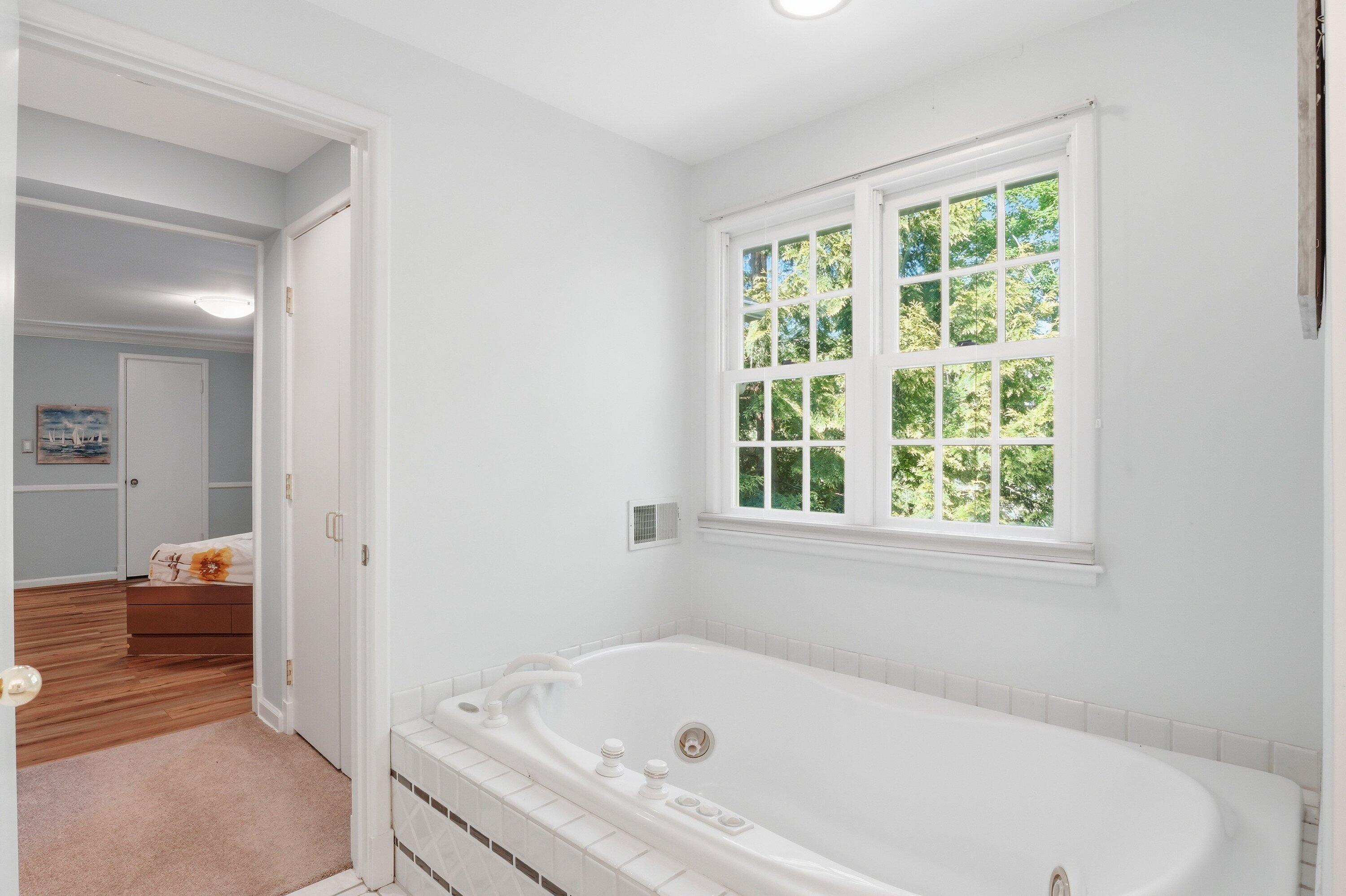 700 Avon Road Ann Arbor, MI 48104 - Photo 19 of 33 Primary Tub