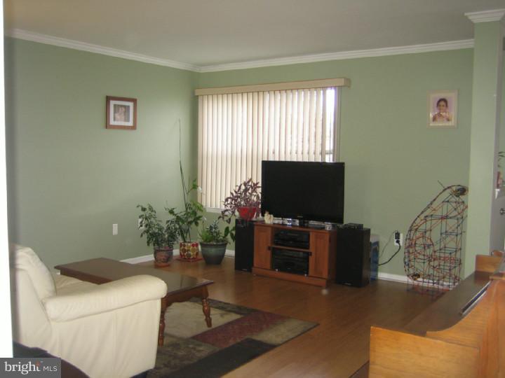 34 Pebble Road East Windsor, NJ 08520 - Photo 3 of 13 Living Room