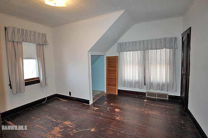 898 North Henderson Road Freeport, IL 61032 - Photo 14 of 19 an empty room with a window