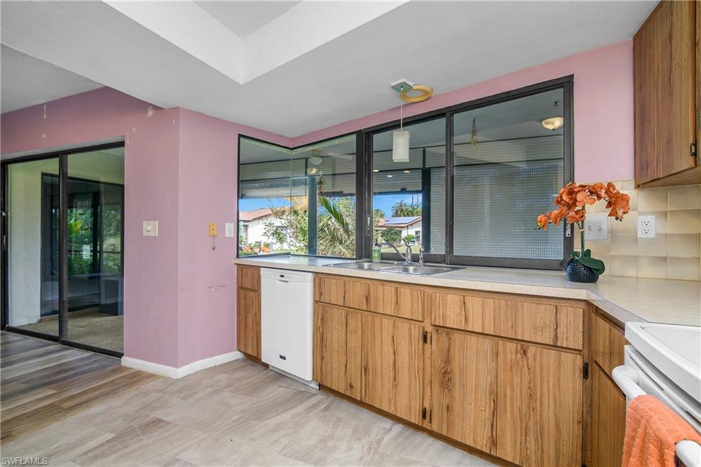 191 Round Key Circle, Unit D2 Naples, FL 34112 - Photo 11 of 24 a view of lot of microwave and a potted plant