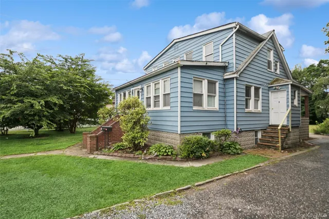 a view of a house with a yard