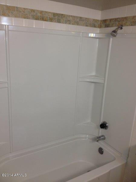 700 West University Drive, Unit 111 Tempe, AZ 85281 - Photo 11 of 16 Bathtub/Shower