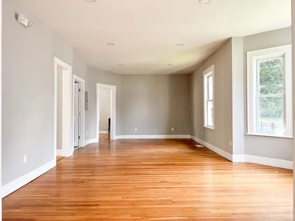 $3,200 | 642 Moody Street, Unit 1, Waltham, MA 02453