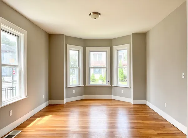 $3,200 | 642 Moody Street, Unit 1, Waltham, MA 02453