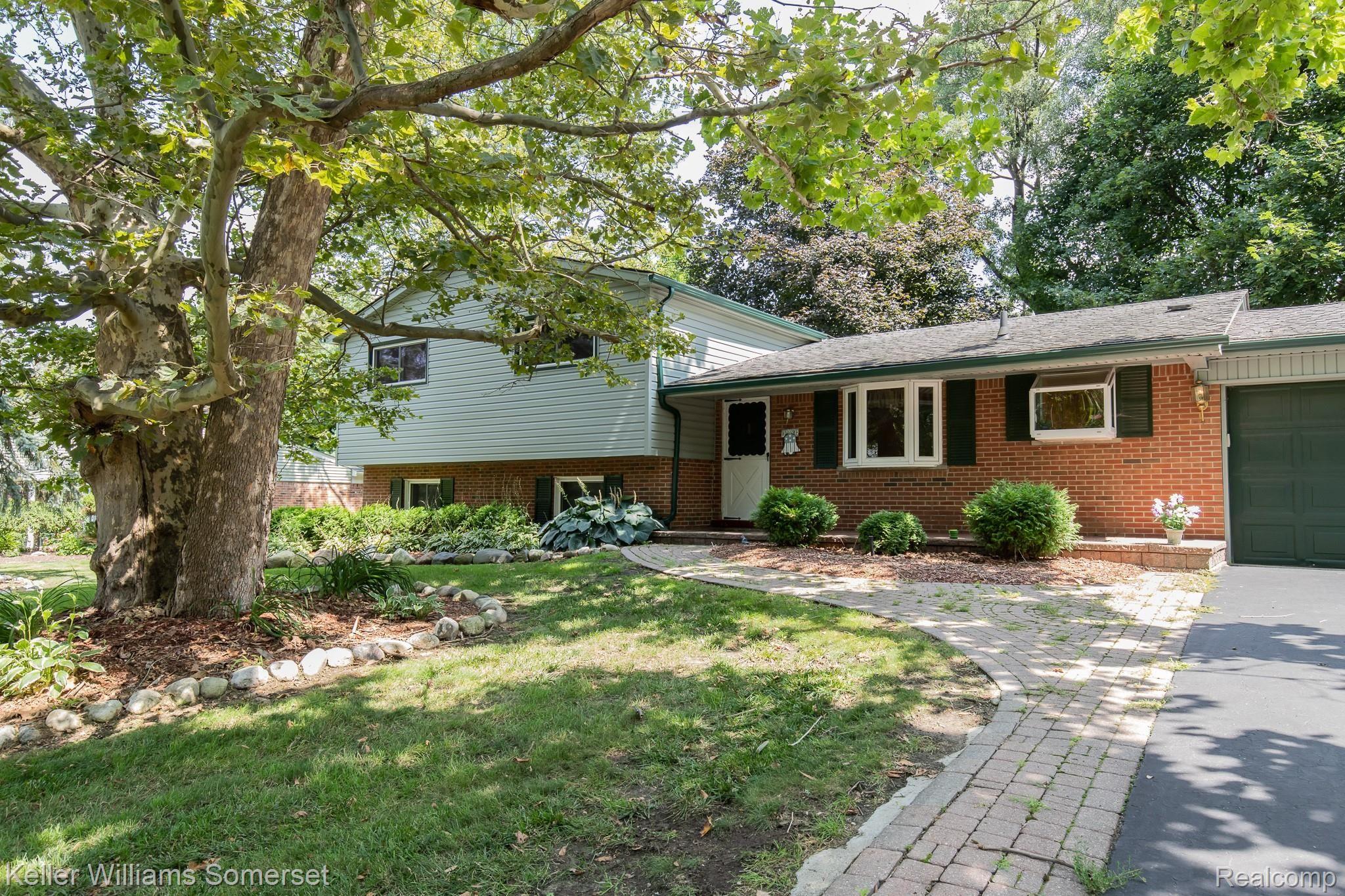 2743 Bridle Road Bloomfield Hills, MI 48304 - Photo 2 of 24 IMG_2300.jpg