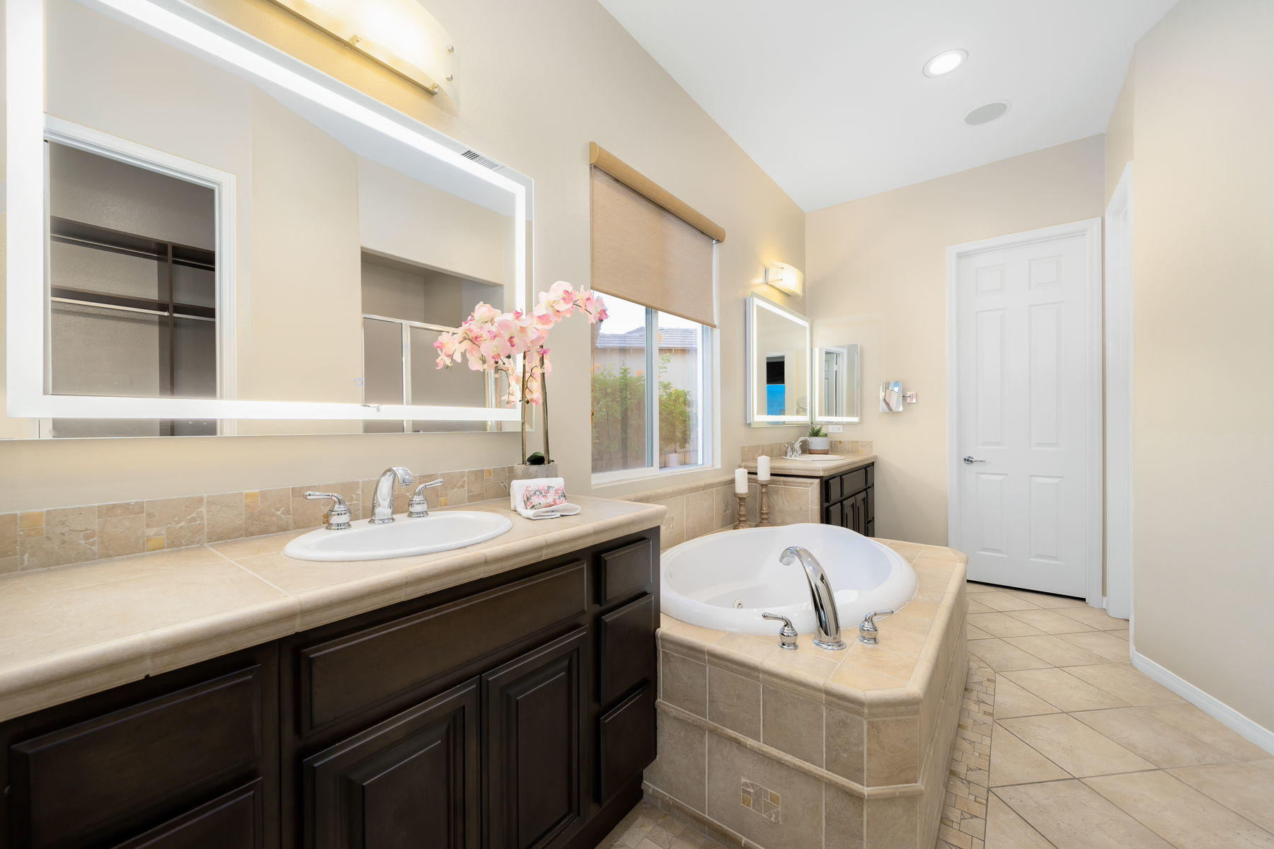3 Pyramid Lake Court Rancho Mirage, CA 92270 - Photo 28 of 40 a bathroom with a sink a mirror and a bathtub