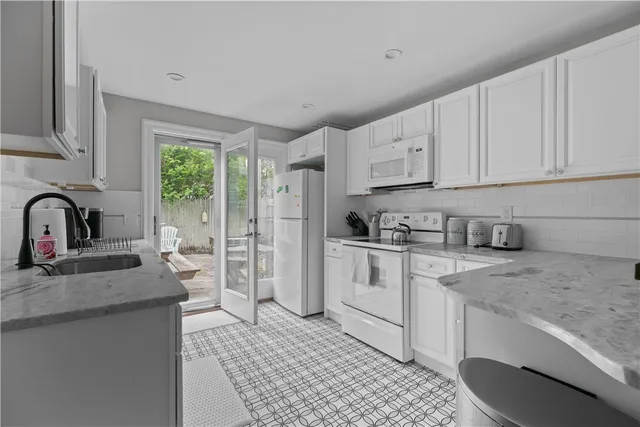 $4,000 | 19 Warren Avenue, Unit 19, Middletown, RI 02842