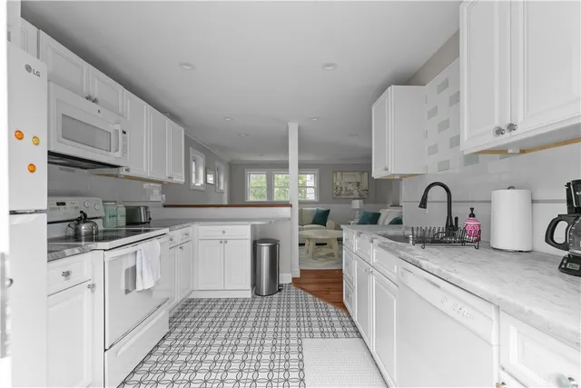 $4,000 | 19 Warren Avenue, Unit 19, Middletown, RI 02842