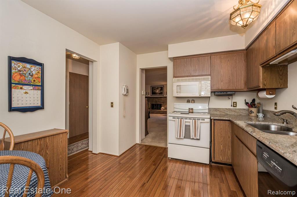 627 Tennyson Rochester Hills, MI 48307 - Photo 4 of 25