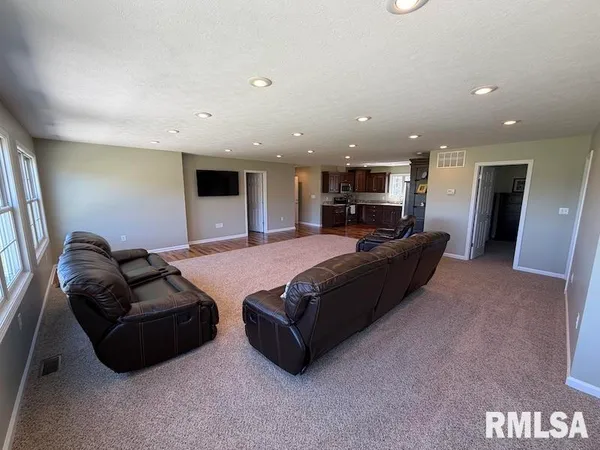 $592,500 | 19003 North Hammer Road, Marshall, IL 62441