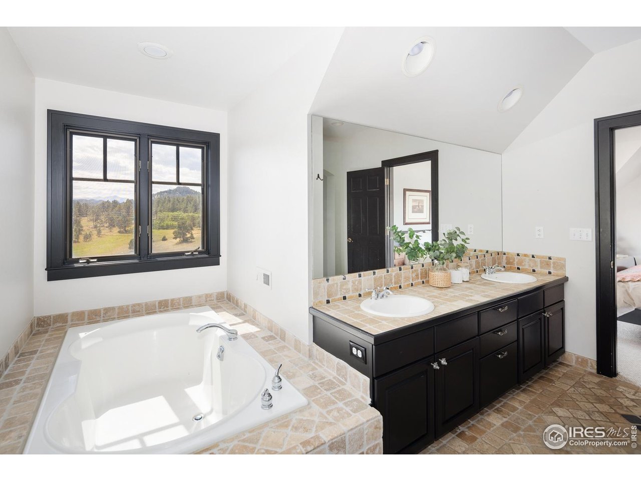 8558 Flagstaff Road Boulder, CO 80302 - Photo 35 of 50 a bathroom with a tub sink and mirror