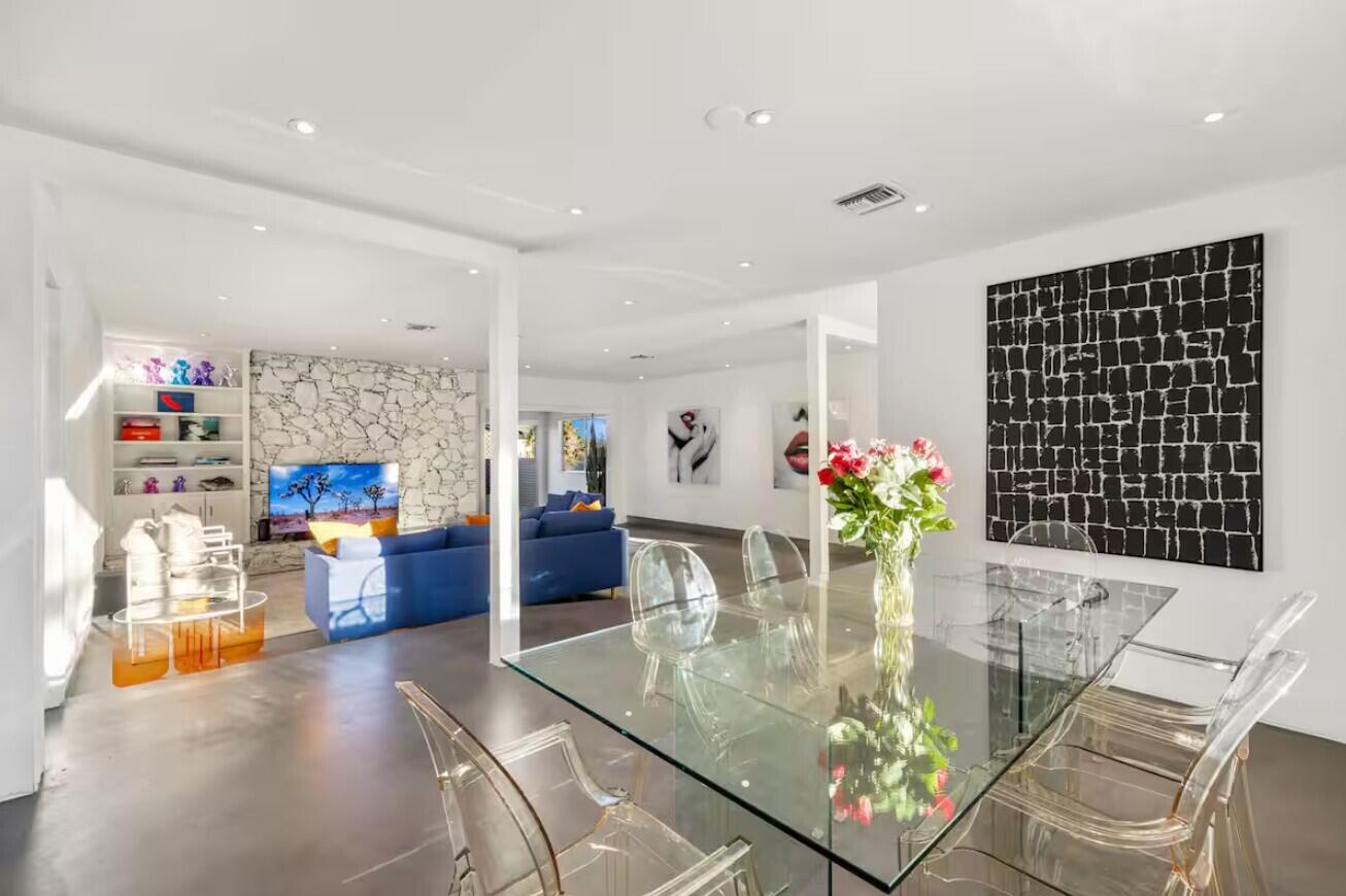 6451 Red Bluff Avenue Yucca Valley, CA 92284 - Photo 25 of 71 a living room with furniture and flowers