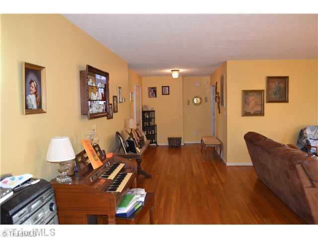 7535 Strawberry Road Summerfield, NC 27358 - Photo 4 of 13 Den/Family/Great Room.