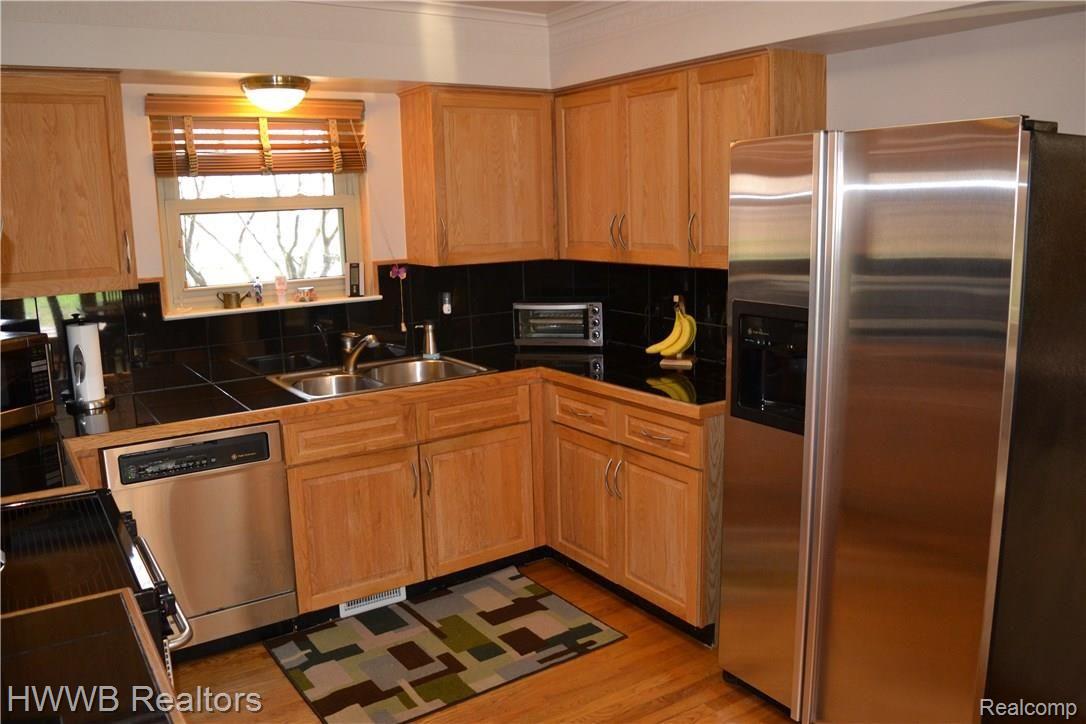 1097 Maple Leaf Drive Rochester, MI 48309 - Photo 8 of 38 SS Appliances in Kitchen